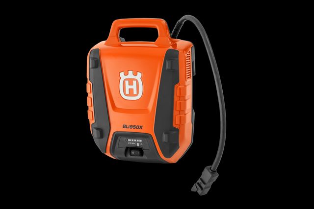 Vue de face d’une batterie Husqvarna BLi950X avec un câble connecté.