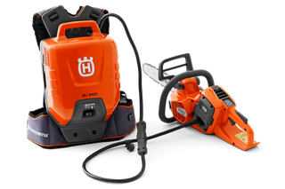 在演播室环境中展示的 Husqvarna 富世华电池背包和链锯。