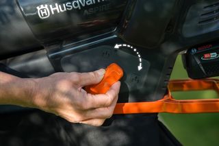 Osoba, ktorá drží produkt Husqvarna Aspire, predvádza, ako jednoducho prejsť z režimu vákua na režim fúkania.