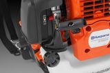 Husqvarna 富世华吹叶机的特写镜头，显示燃油箱和控制面板。