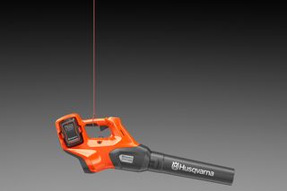 用绳子悬挂的 Husqvarna 富世华吹叶机的侧视图。