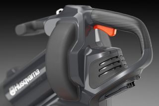 Detailný záber na rukoväť ventilátora Husqvarna s ergonomickým dizajnom a intuitívnym ovládaním