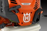 Närbild av en lövblåsare från Husqvarna med modellnummer 590BFS.