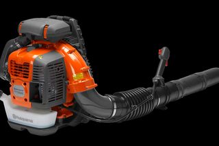 Husqvarna mugursomas lapu pūtēja skats no sāniem.