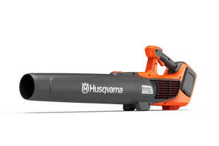 Husqvarna akumulatora lapu pūtēja sānu skats ar redzamu sprauslu un rokturi.