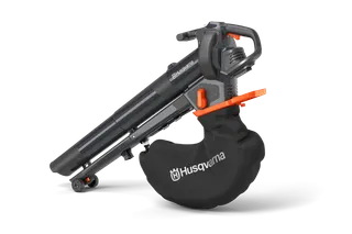 Husqvarna akumulatora lapu pūtēja sānu skats ar ergonomisku rokturi.