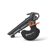 Husqvarna akumulatora lapu pūtēja sānu skats ar ergonomisku rokturi.