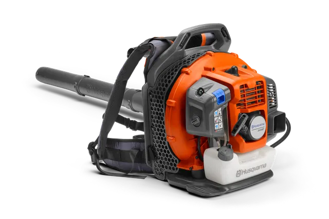 Seitenansicht eines Husqvarna Rucksack-Laubblasgeräts mit ergonomischem Griff und Bedienfeld.