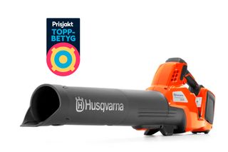 Studiovy från framsidan av en handhållen lövblåsare från Husqvarna med märket "Prisjakt topp-betyg".
