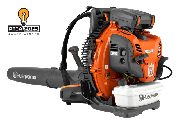 Vue latérale d’une souffleuse de feuilles Husqvarna avec réservoir de carburant visible et badge de prix PTIA 2025.