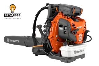 Vue latérale d’une souffleuse de feuilles Husqvarna avec réservoir de carburant visible et badge de prix PTIA 2025.