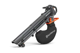 Husqvarna akumulatora lapu pūtēja sānu skats ar pievienotu savākšanas maisu.