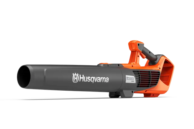 Вид збоку на акумуляторний повітродув Husqvarna з насадкою й ергономічною ручкою.