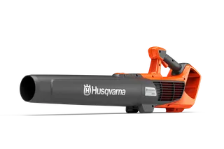 Sidovy av en batteridriven lövblåsare från Husqvarna, där munstycket och det ergonomiska handtaget visas.