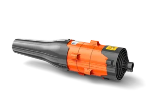 Husqvarna BA13 Blower Attachment. Vista lateral de un soplador de hojas, donde se muestra la boquilla y el alojamiento del motor.