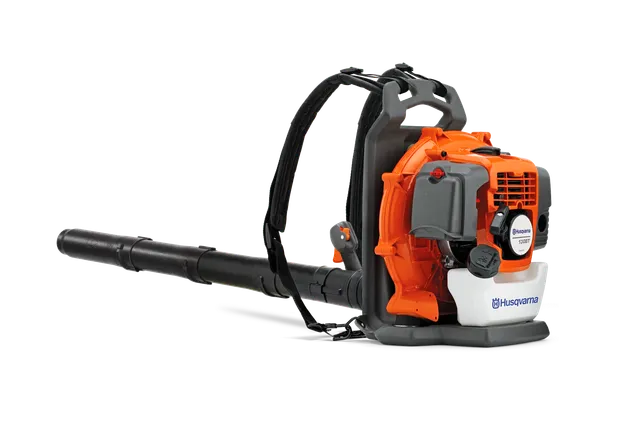 HUSQVARNA 530BT. Sivukuva Husqvarnan reppulehtipuhaltimesta, jossa esitellään sen moottoria ja suutinta.