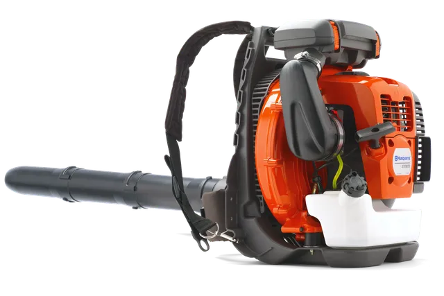 Vista lateral de un soplador de hojas tipo mochila Husqvarna, donde se muestra su motor y tubo.