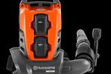 Вигляд спереду ранцевого повітродува Husqvarna з відсіками для подвійного акумулятора.