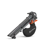 Zijaanzicht van een Husqvarna accu bladblazer en stofzuiger met ergonomisch handvat.