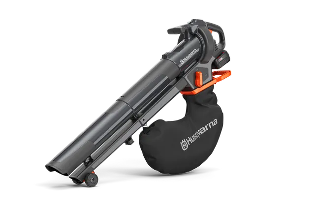Вигляд збоку акумуляторного повітродува та пилососа Husqvarna з ергономічною ручкою.