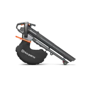 Husqvarna akumulatora lapu pūtēja sānu skats ar ergonomisku rokturi.