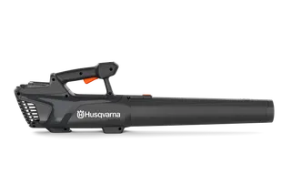 Вигляд збоку на акумуляторний повітродув для прибирання листя Husqvarna.