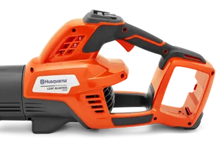 Vista lateral de um soprador de folhas Husqvarna Leaf Blaster 350iB.