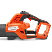 Vista lateral de um soprador de folhas Husqvarna Leaf Blaster 350iB.
