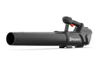 Вигляд збоку на акумуляторний повітродув для прибирання листя Husqvarna.