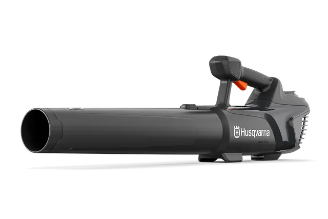 Вигляд збоку на акумуляторний повітродув для прибирання листя Husqvarna.