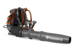 En ryggburen lövblåsare från Husqvarna visas från sidan och dess design och munstycke.