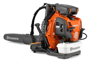 Vy från sidan av en ryggburen lövblåsare från Husqvarna med synliga reglage och luftintag.