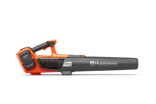 Husqvarna akumulatora lapu pūtēja sānu skats ar tā dizainu.
