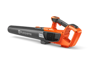 Vista lateral de um soprador de folhas Husqvarna mostrando seu punho ergonômico.