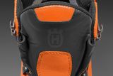 "Husqvarna" darbo batų vaizdas iš viršaus su matomais raišteliais ir logotipu.