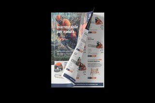 Catalogo aperto che mostra vari attrezzi e attrezzature da giardino con prezzi e descrizioni.