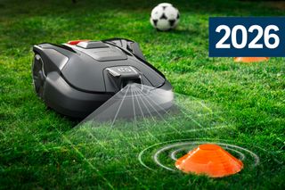 Robotgräsklippare i en trädgård som upptäcker en orange kon med sensoröverlagring; fotboll i närheten.