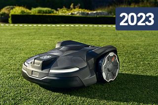 Robotgräsklippare på en välskött gräsmatta med 2023 års överlagring.