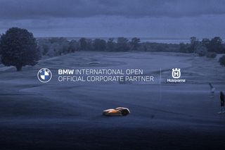 Ein Golfplatz mit einem Husqvarna Mähroboter und dem Partnerschaftsbranding der BMW International Open.