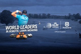 Een golfer die met een club zwaait met een robotmaaier en Husqvarna-branding op de achtergrond.