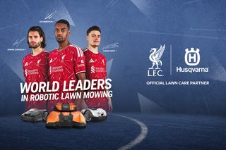 Tres jugadores de fútbol detrás de tres robots cortacésped de Husqvarna. Asociación L.F.C.