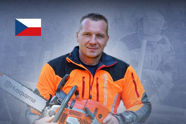 En person som håller i en motorsåg från Husqvarna, klädd i arbetskläder, med en tjeckisk flagga i bakgrunden.