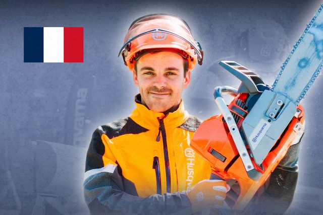 En person som håller i en motorsåg från Husqvarna och bär skyddsutrustning.