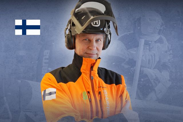 Person som bär arbetskläder med skyddshjälm och hörselskydd, Finlands flagga synlig.