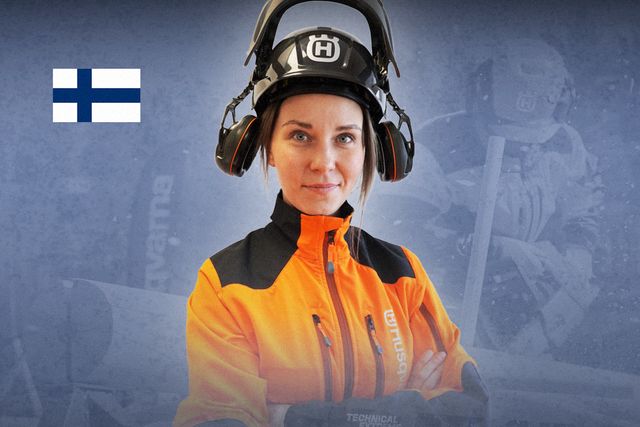 En person som bär Husqvarnas skyddshjälm med hörselskydd och visir, tillsammans med Finlands flagga.