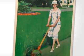 Eine Vintage-Illustration einer Person, die einen Handrasenmäher in einer Gartenumgebung verwendet.