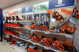 店内の棚にさまざまなハスクバーナチェーンソーやアクセサリーを陳列。