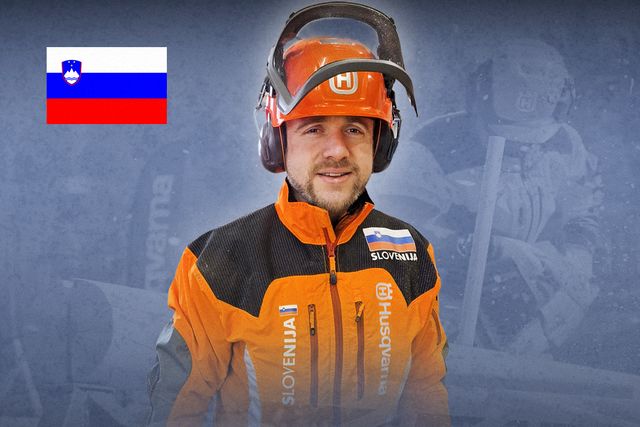 Person som bär Husqvarnas arbetskläder med skyddshjälm och hörselskydd, Sloveniens flagga synlig.