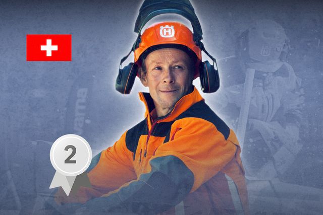 En person som bär en Husqvarna skyddshjälm med hörselskydd och visir.