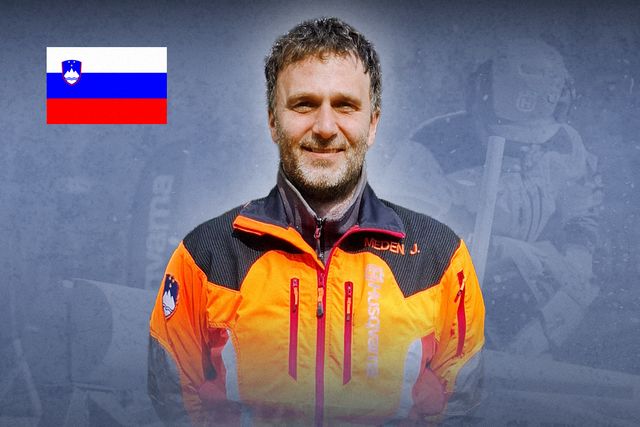 En person som bär arbetskläder från Husqvarna med den slovenska flaggan i bakgrunden.